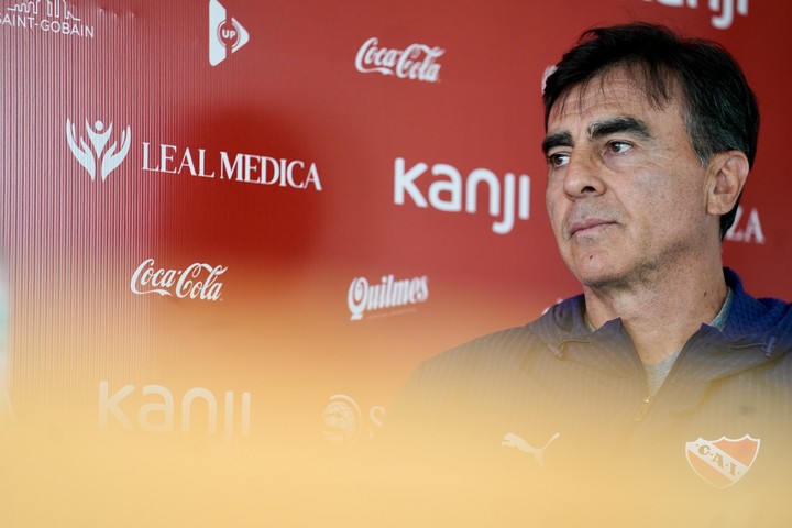 Gustavo Quinteros, entrenador de Independiente. (Foto: Maxi Failla)