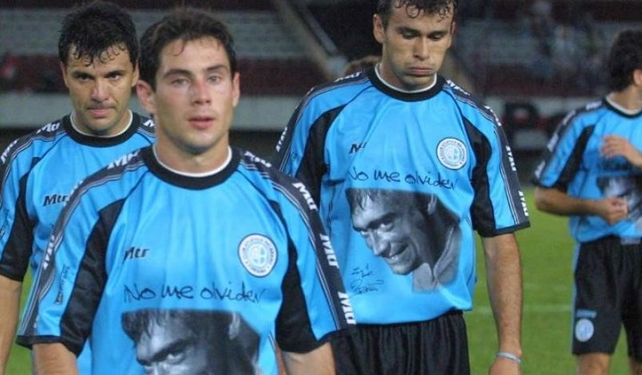 La camiseta de Belgrano homenajeando a Rodrigo más recordada.