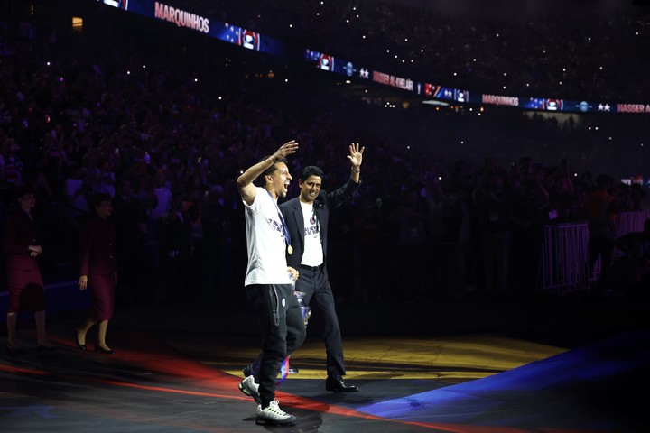 Nasser al-Khelaifi y Marquinhos ingresan con el trofeo al Parque de los Príncipes (EFE).