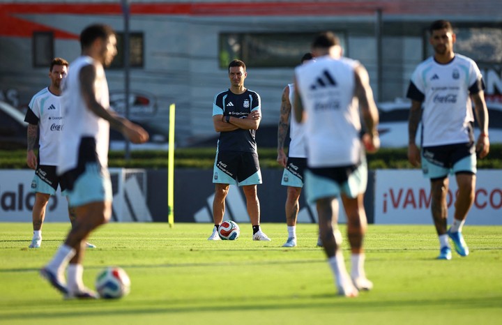 Scaloni, en el entrenamiento (REUTERS).