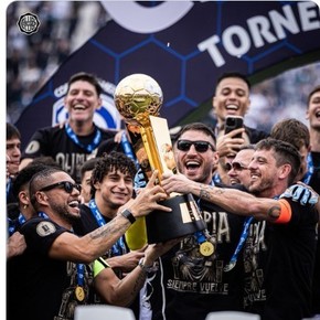La insólita acción del argentino DT de Olimpia en el penal que le dio el título en Paraguay