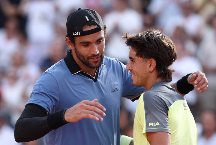 Matteo Berrettini saluda a Francisco Comesaña (Reuters).