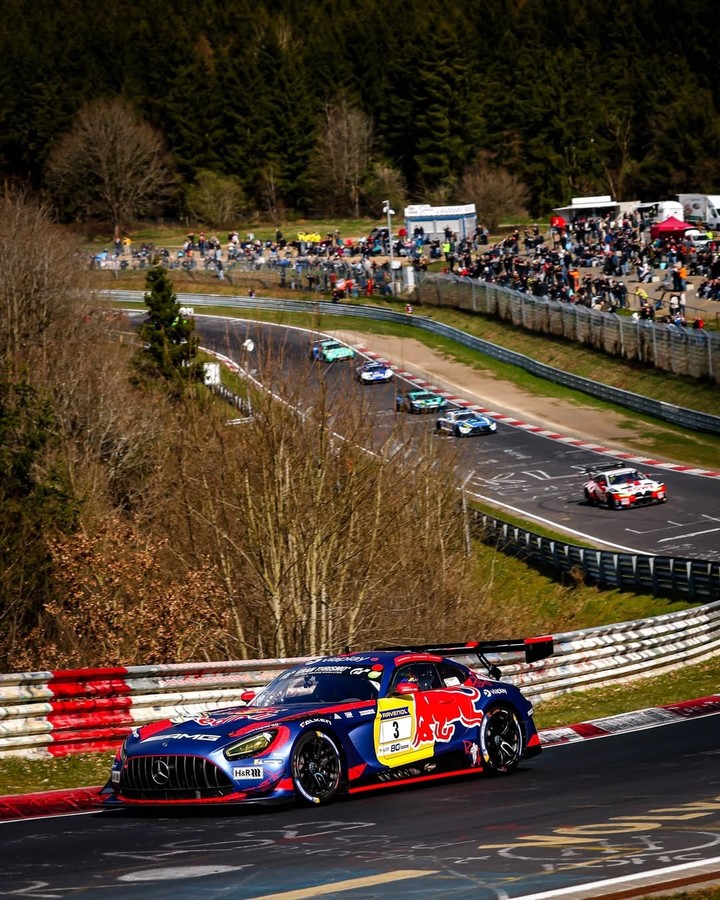 El Mercedes-AMG GT3 con los colores de Red Bull y Max Verstappen a bordo en el Nordschleife.
