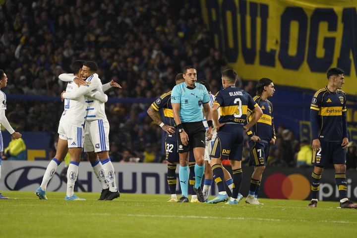 Los jugadores de Boca contra el referí Valenzuela (Fernando de la Orden). 