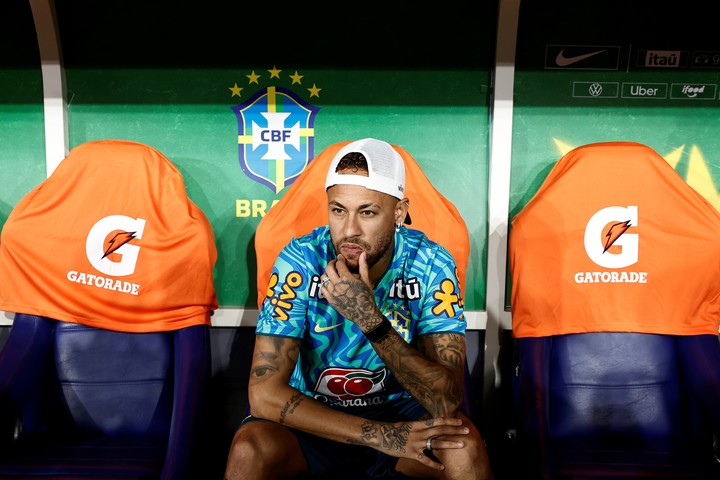 Neymar vio el partido desde el banco de suplentes (EFE/ André Coelho).