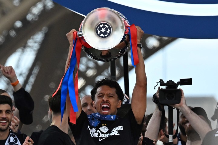 Marquinhos levanta el trofeo en la Torre Eiffel (AP).