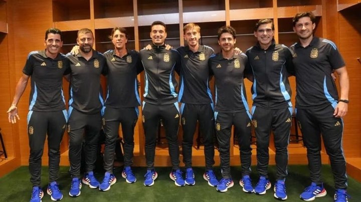 El cuerpo técnico argentino a pleno.