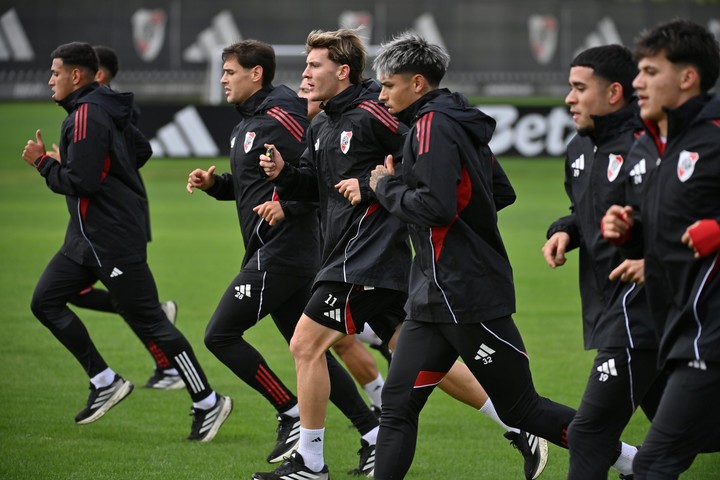 Tras la victoria en Venezuela, River entrena en el Camp. Foto: prensa River