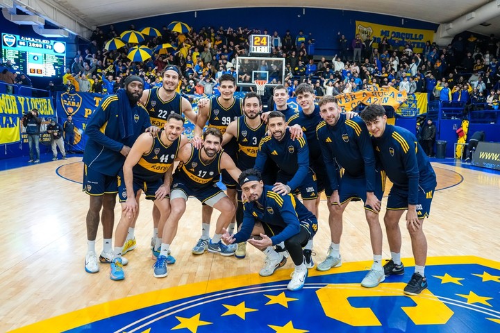 El festejo del equipo de Boca tras avanzar a las semis. (LNB)