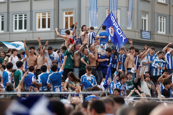 Los hinchas del Deportivo La Coruña festejan el campeonato.