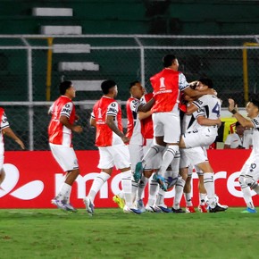 Independiente Rivadavia histórico: le ganó en el final a Bolívar y cerró la fase de grupos líder e invicto