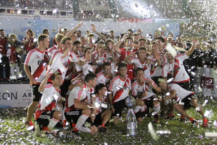 River con la copa tras vencer a Central por 4-3 en la final de la Copa Argentina 2016 (Daniel Cáceres)