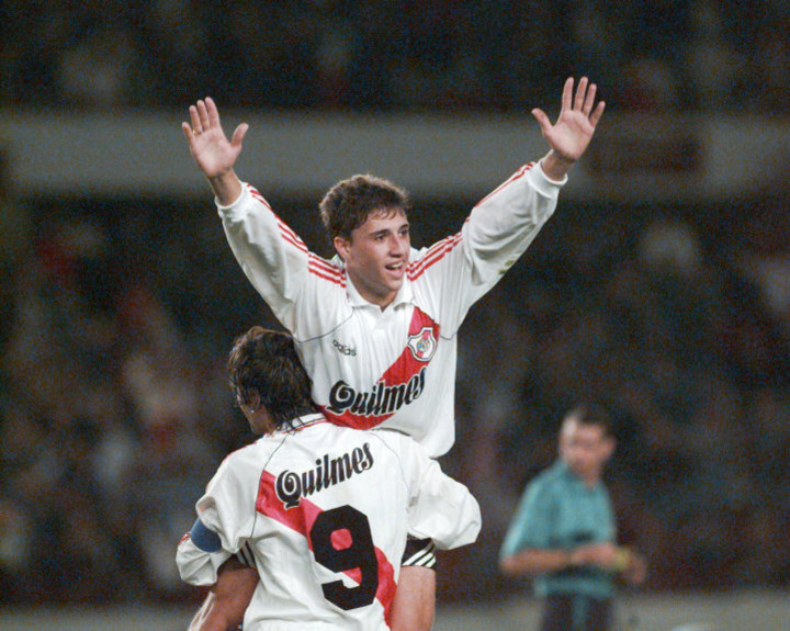 Hernán Crespo festejando el gol ante América de Cali con Francescoli.