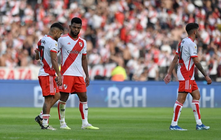 Jugadores de River lamentándose tras la derrota ante Boca en los cuartos de final de Copa de la Liga 2024. (Ariel Alejandro Carreras).