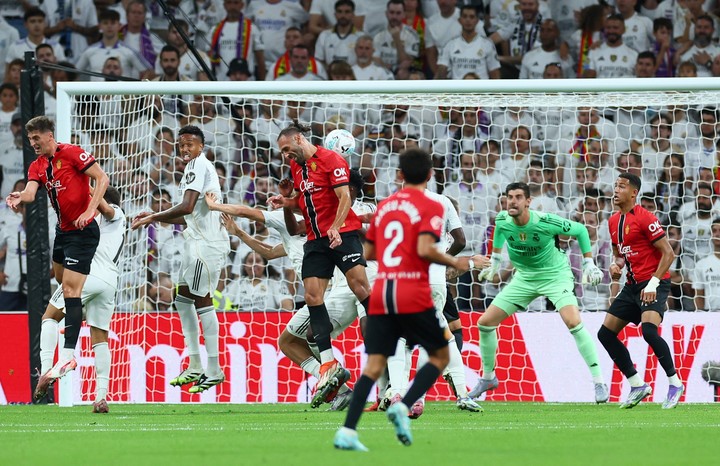 Vedat Muriqi marca de cabeza ante Real Madrid (Reuters).