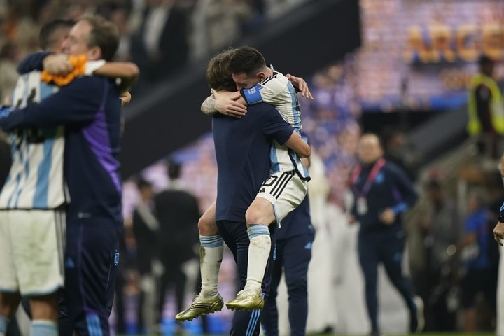 El abrazo de Luis Martín con Messi tras la consagración en Qatar. 