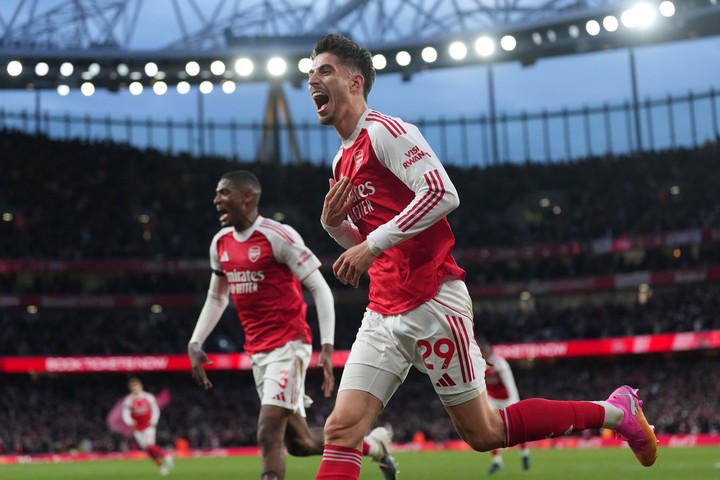 Victoria del Arsenal contra el Burnley para quedar a cinco puntos del City. (AP Photo/Kirsty Wigglesworth)