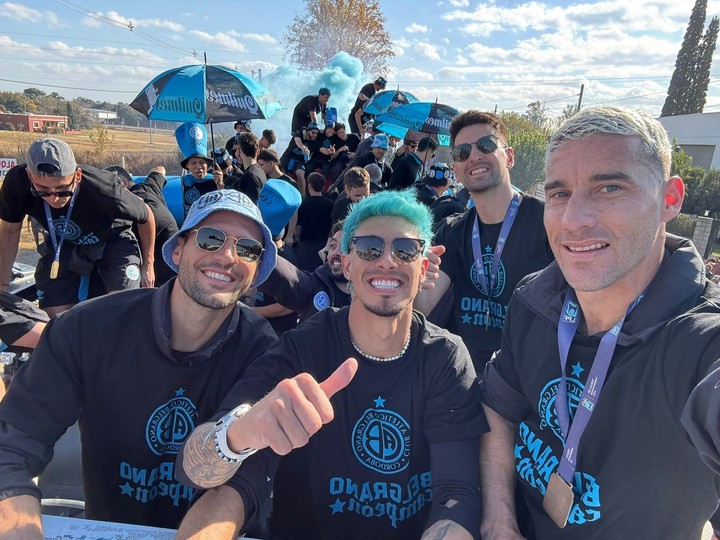 Algunos de los jugadores del Pirata en plena caravana. (Foto: Prensa Belgrano).