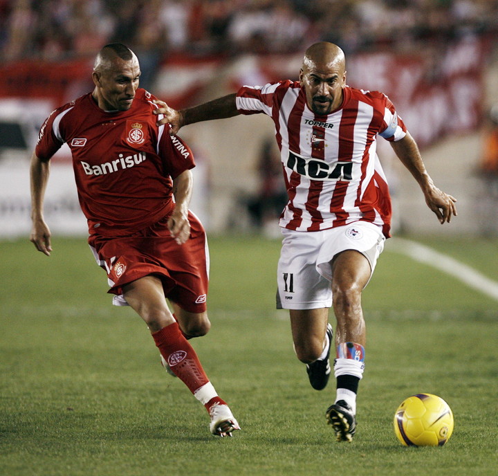 Pablo Guiñazú, en su paso por Internacional de Porto Alegre de Brasil, durante el partido de ida por la final de la Copa Sudamericana que se lleva a cabo en 2008.