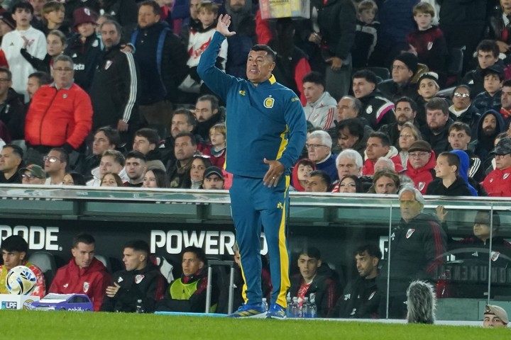 El DT apostó por un equipo demasiado defensivo (Foto Juano Tesone).