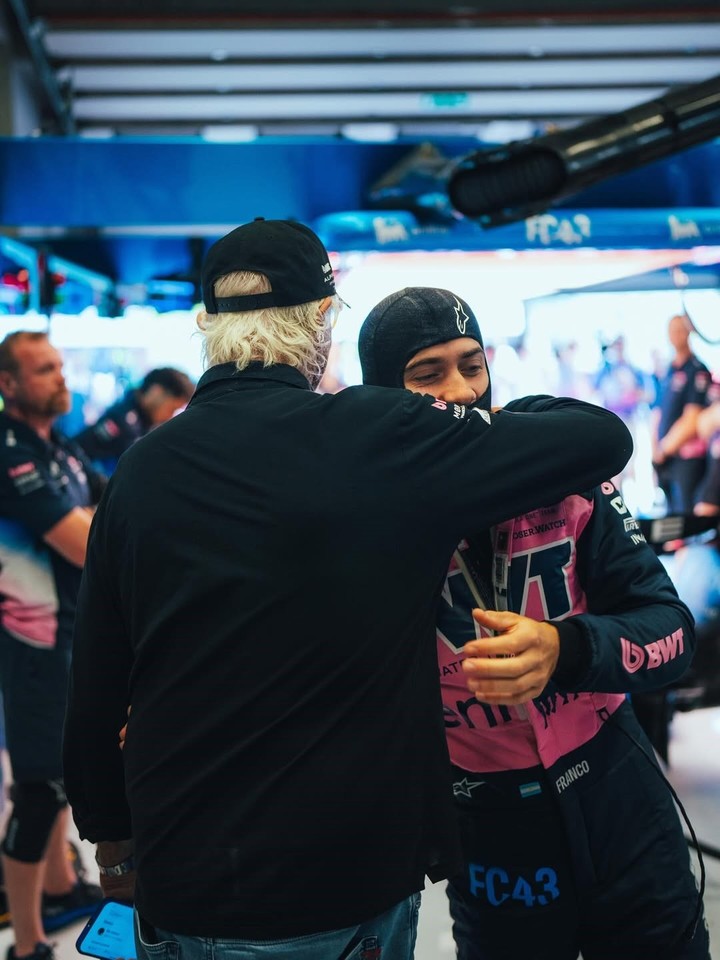 Flavio Briatore, clave en la llegada de Franco Colapinto a Alpine, abraza al pilarense tras bajarse del auto.
(@alpinef1team en IG).
