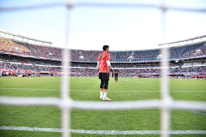 Santiago Beltrán y en el fondo Marcelo Barovero. Foto: Prensa River 