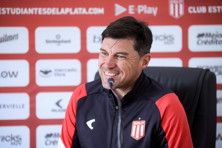 Cacique Medina, DT de Estudiantes. (Foto: Prensa Estudiantes)