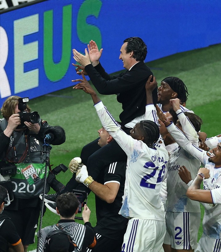 Unai con el Dibu y los otros jugadores (REUTER). 