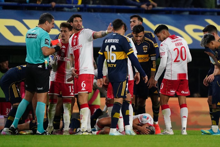 Los jugadores de Huracán reclamaban una falta anterior de Costa (Fotos Emmanuel Fernández).
