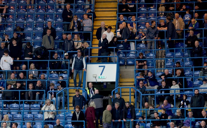 Hinchas yendose de la cancha en medio del partido contra Nottingham Forest (3-1). (EFE/EPA/ANDY RAIN)