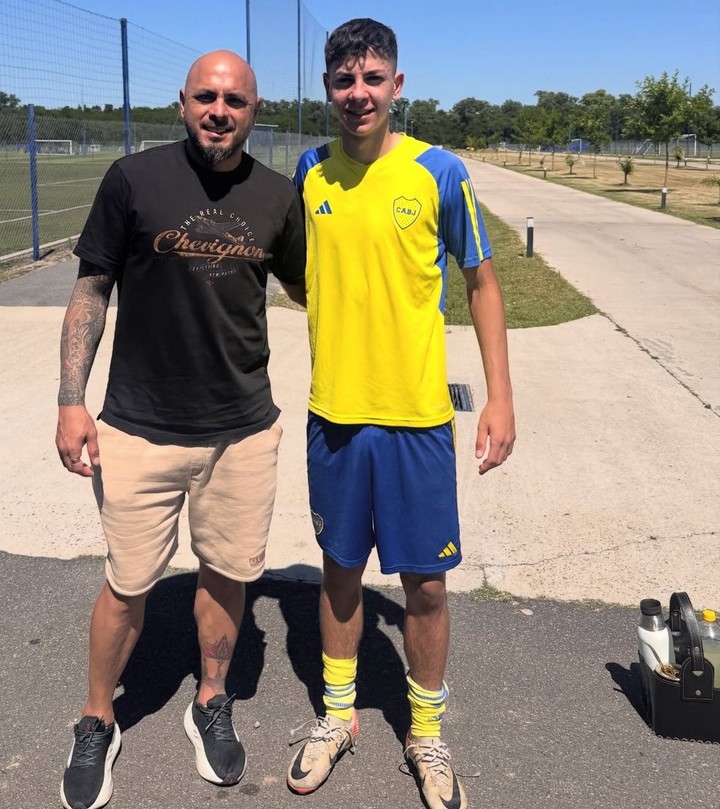 Omar Pérez junto a su hijo Franco, quien debutó en la Reserva de Boca.