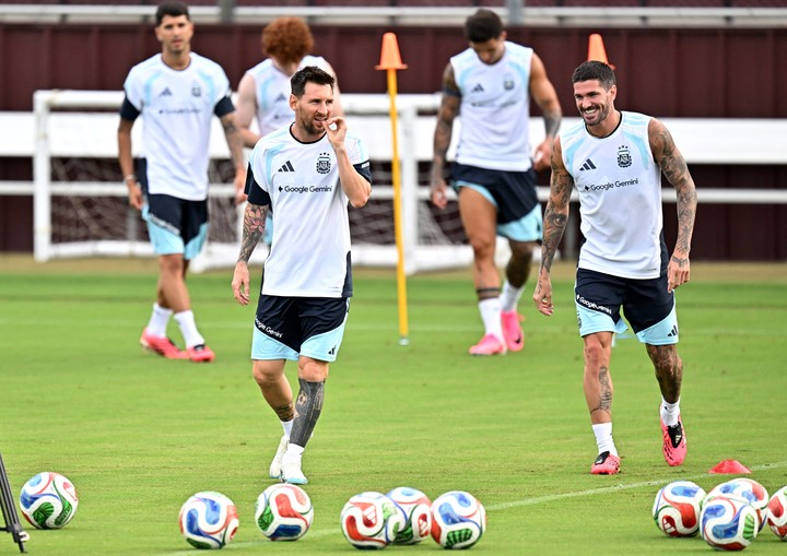 Leo fue varias veces al medio en el loco con De Paul. (Reuters)