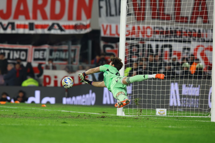 Santiago Beltrán tapando el penal en la tanda ante San Lorenzo en los octavos del Apertura (Alejandro Pagni)