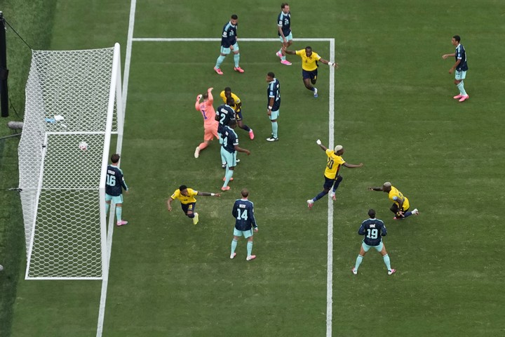 Gonzalo Plata ya festeja el 2 a 1 (AP). 