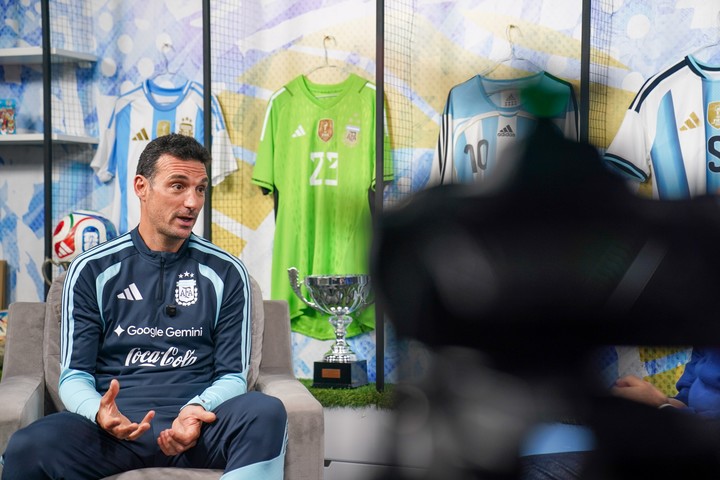 Lionel Scaloni, con Olé (Maxi Failla).