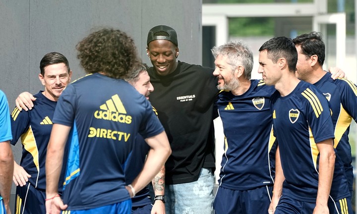 Advíncula, despedida de compañeros de Boca. Foto Prensa Boca