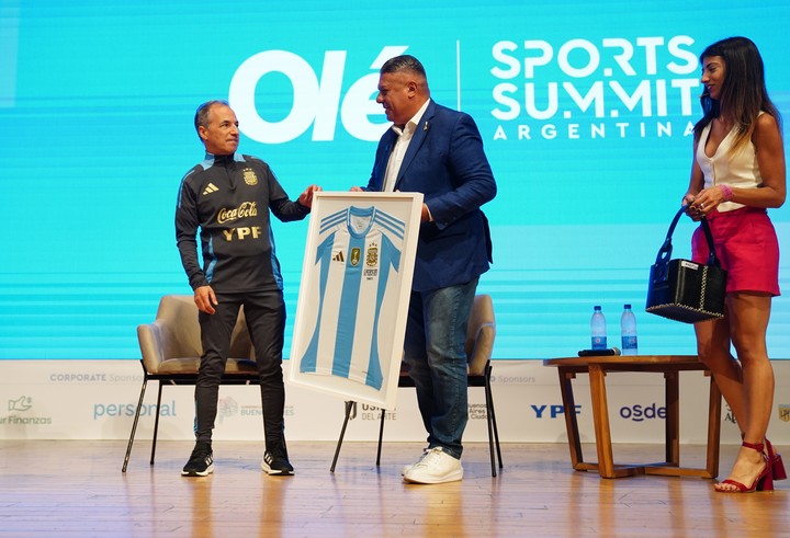 El utlilero Mario de Stéfano en el Olé Sports Summit 2024, junto a Claudio Tapia.