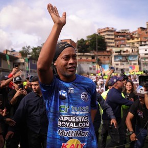 Ronaldinho visitó un barrio popular en Venezuela y llenó las calles