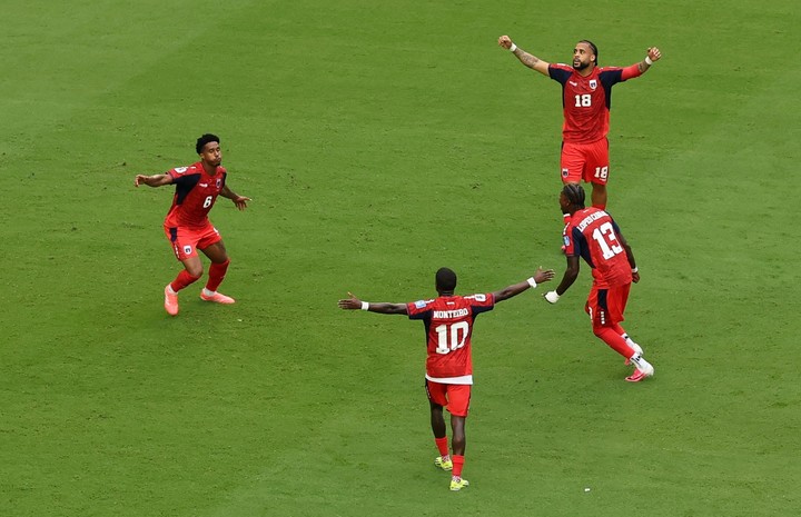 Kevin Pina festeja el 1 a 0 con sus compañeros (Reuters).