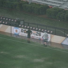 Del diluvio y los rayos a los secadores: así mejora el campo a horas de Argentina-Islandia