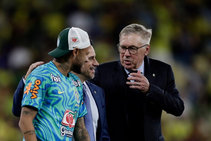 Ancelotti junto a Neymar en la victoria frente a Panama (AP Photo)