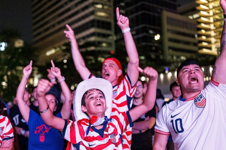 Los hinchas de Estados Unidos felices. (AP)