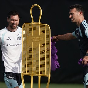 Con Dibu y con la duda de Messi, la formación inédita que pondría Scaloni con Jordania