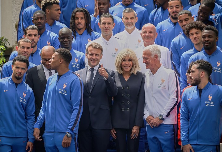 El presidente Macron con el plantel de Francia (AP).