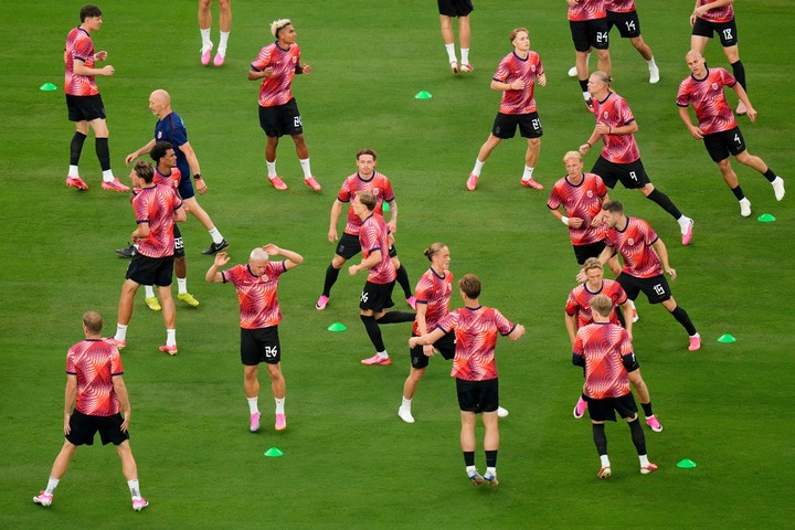 La entrada en calor de los jugadores de Noruega antes del partido con Senegal (AP).