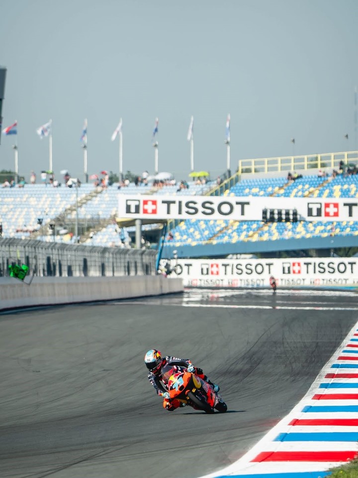 Vañentín Perrone acelera con su KTM en el Moto3 en Assen.
(@valentinperrone73 en IG).