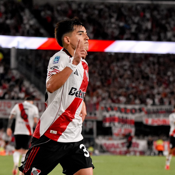 Subiabre festeja su gol contra Sarmiento en el Monumental (Prensa River).