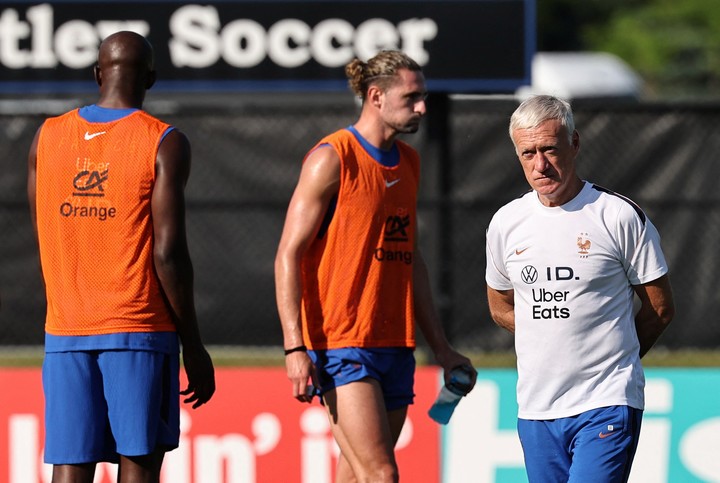 Didier Deschamps encabezó la práctica en la universidad de Bentley. (Reuters)