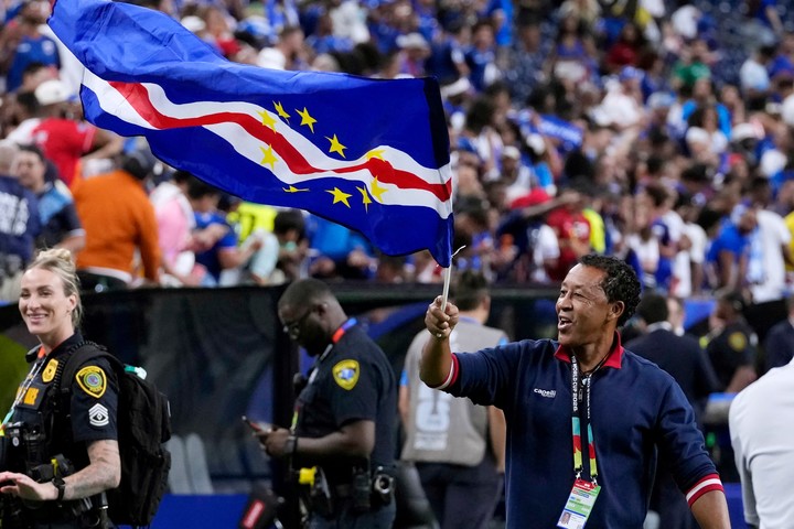 Bubista, con la bander de Cabo Verde. Pura felicidad (AP Photo/David J. Phillip).