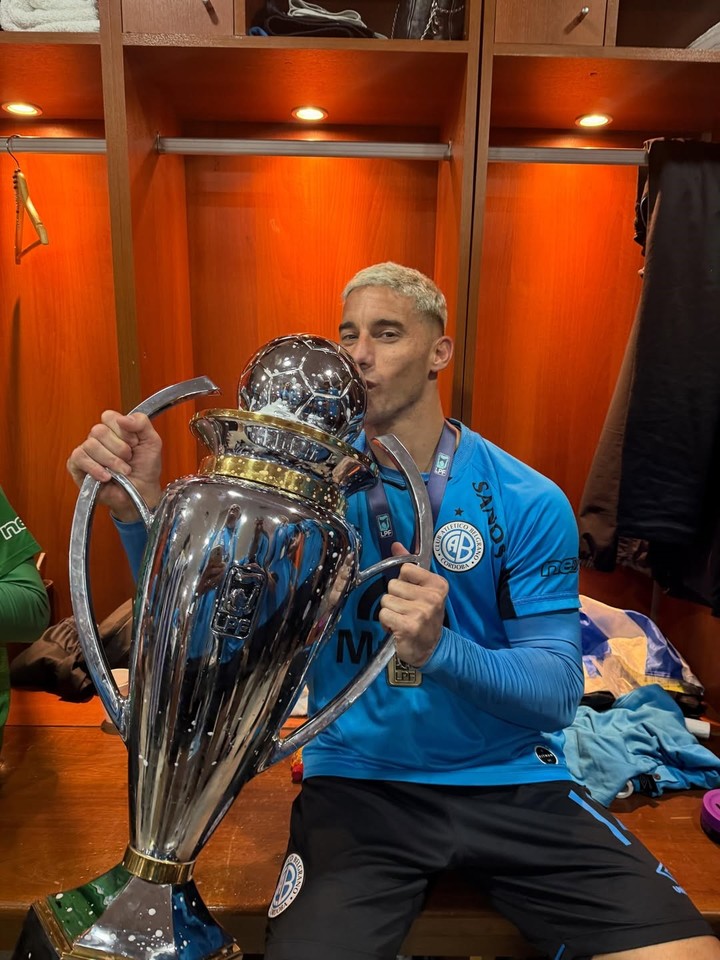 Leo Moralez con la copa y la medalla que le robaron.